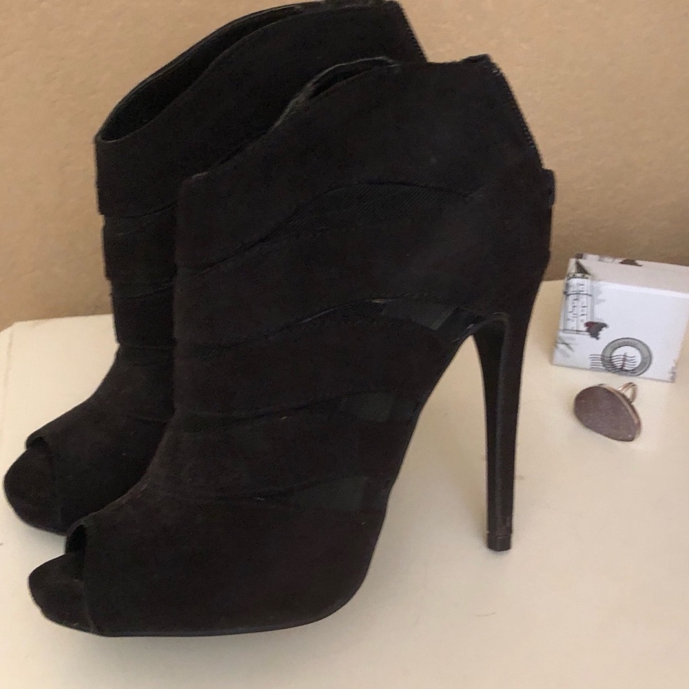Nine West stiletto peep toe bootie